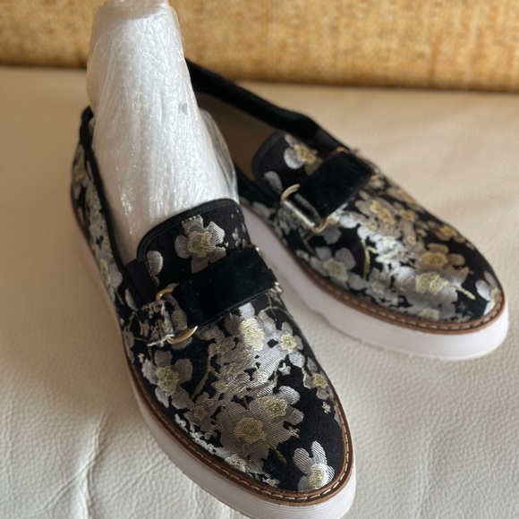 Zara Shoes made of shiny brocade with a pattern and white soles.Size 40 (fit 39) - Picture 3 of 13